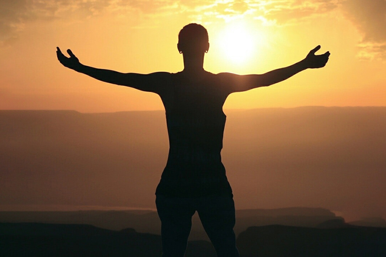 Hombre con las manos aviertas