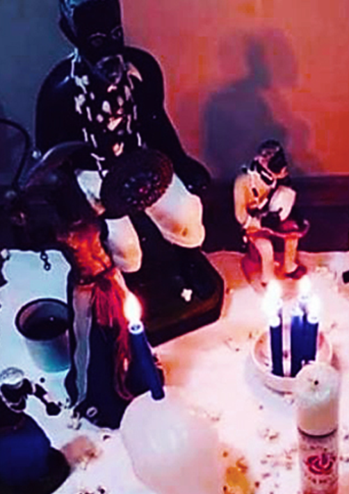 Altar con velas y objetos esotéricos para retirar brujerías en Houston