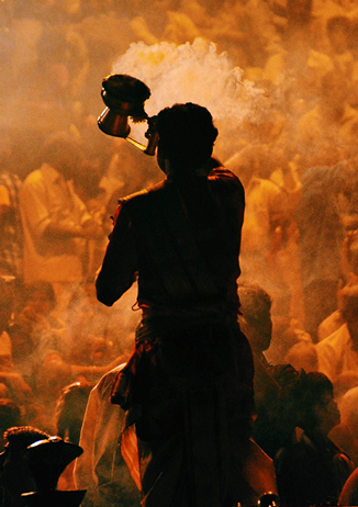 hombre aciendo un ritual para brujerias 